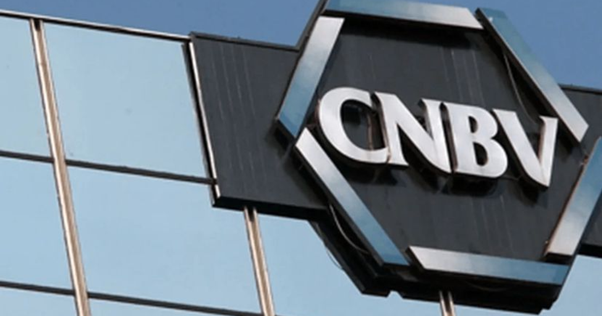 Letrero de la CNBV en edificio de vidrio, relacionado con sanciones a entidades financieras.
