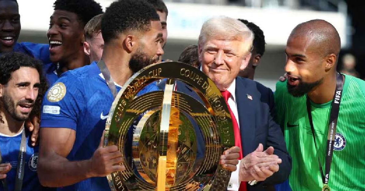 Personas celebrando con trofeo en el Mundial de Clubes 2025, Donald Trump presente