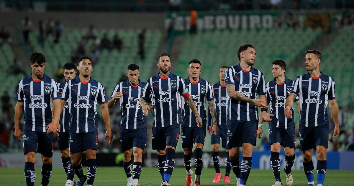 Jugadores de Rayados en el estadio con camisetas azules y blancas tras Mundial de Clubes 2025