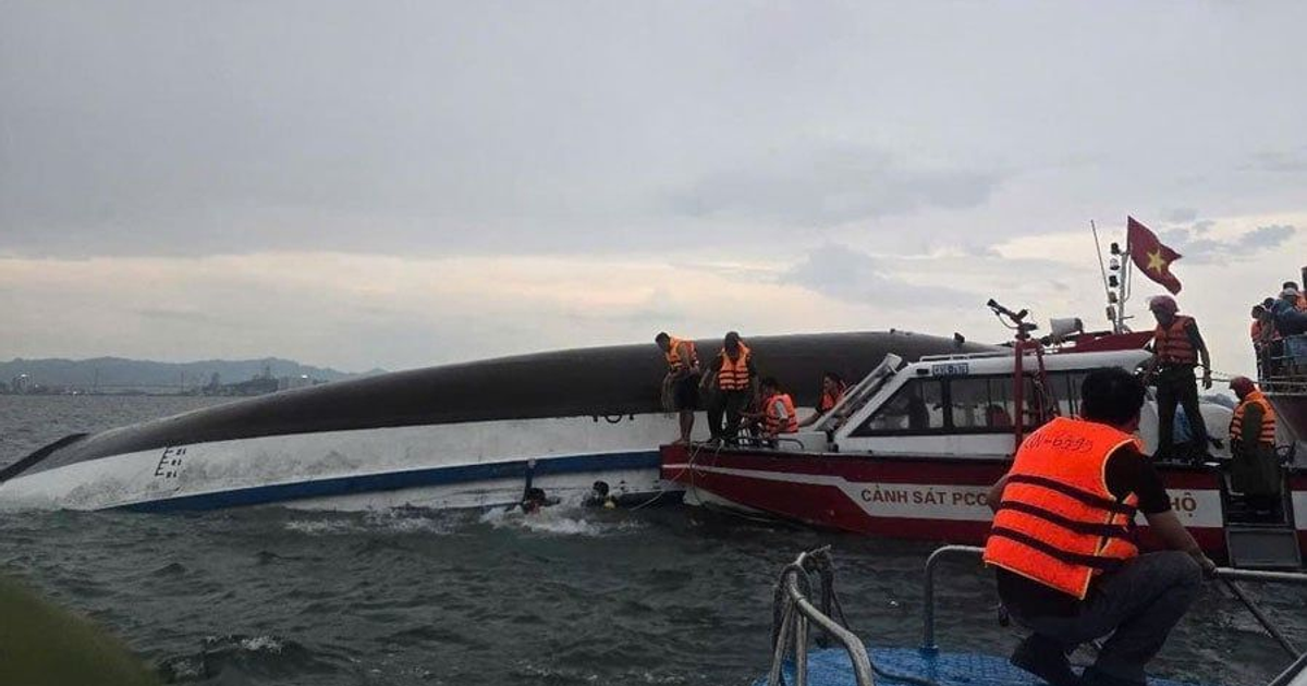 Rescate en el naufragio del Wonder Sea en Ha Long, Vietnam, con personas en chalecos salvavidas en un barco de rescate.