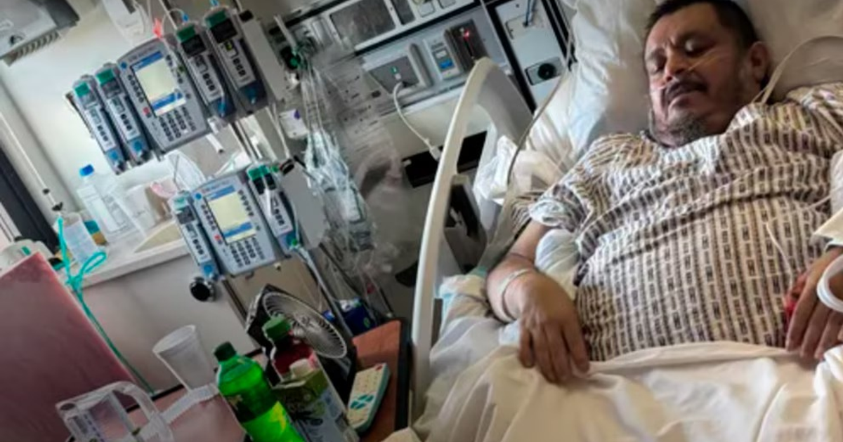 Mario Vargas en cama de hospital con equipo médico y oxígeno