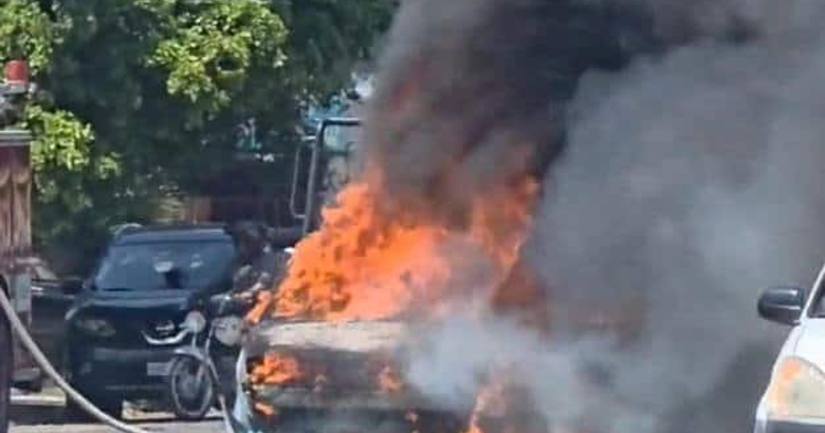 Nissan Tsuru en llamas en Los Mochis, emergencia controlada por bomberos.