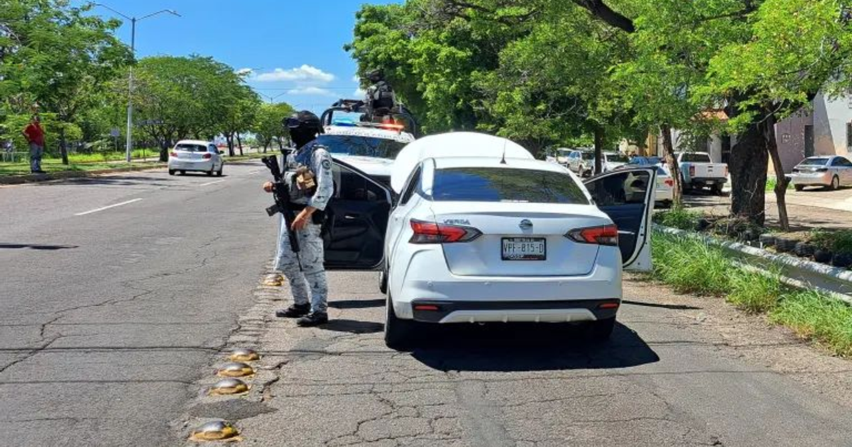 Nissan Versa blanco detenido en Culiacán con oficial de seguridad cerca