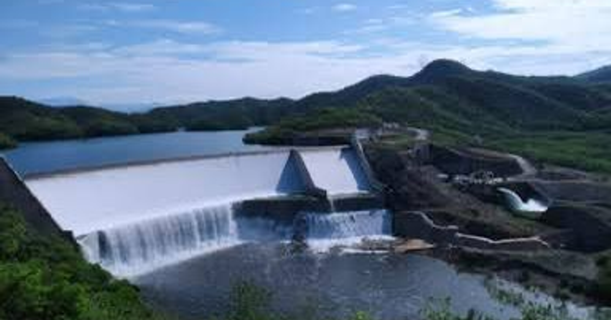 Presa en Sinaloa con agua fluyendo, embalse lleno y colinas verdes al fondo