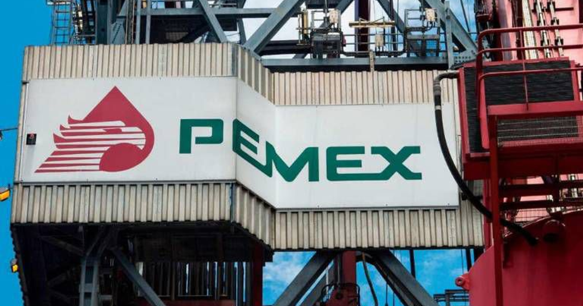 Logotipo de Pemex en una plataforma industrial con cielo azul de fondo.