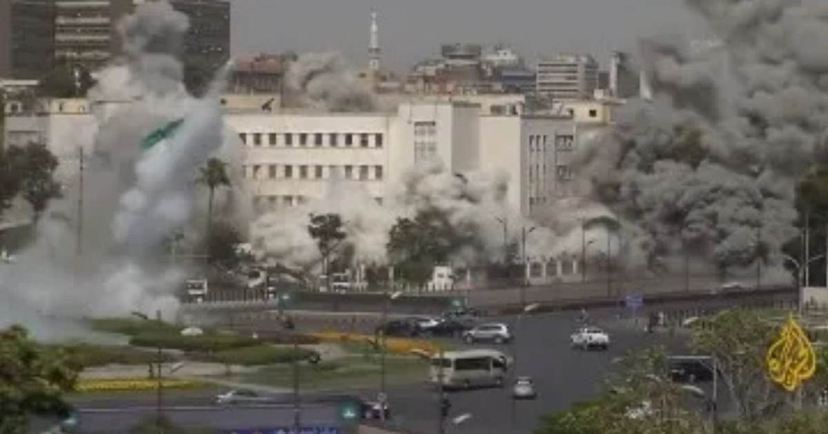 Escena de explosión en Damasco con humo y escombros tras ataque aéreo israelí