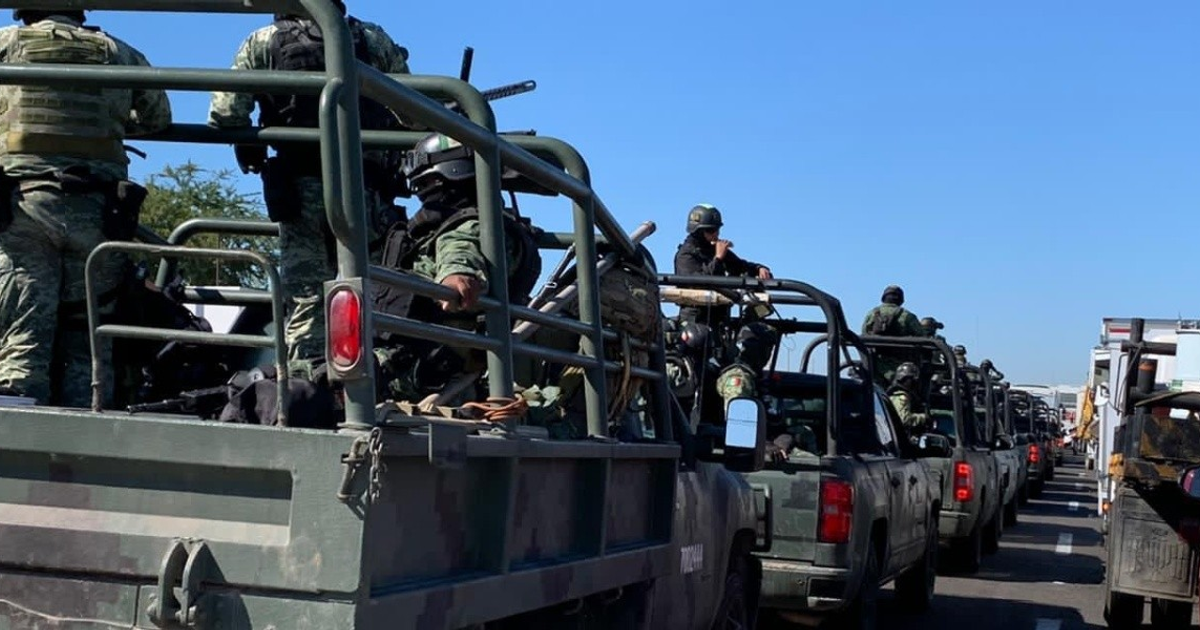 Convoy de fuerzas federales en operativo de vigilancia en Guasave, Sinaloa.