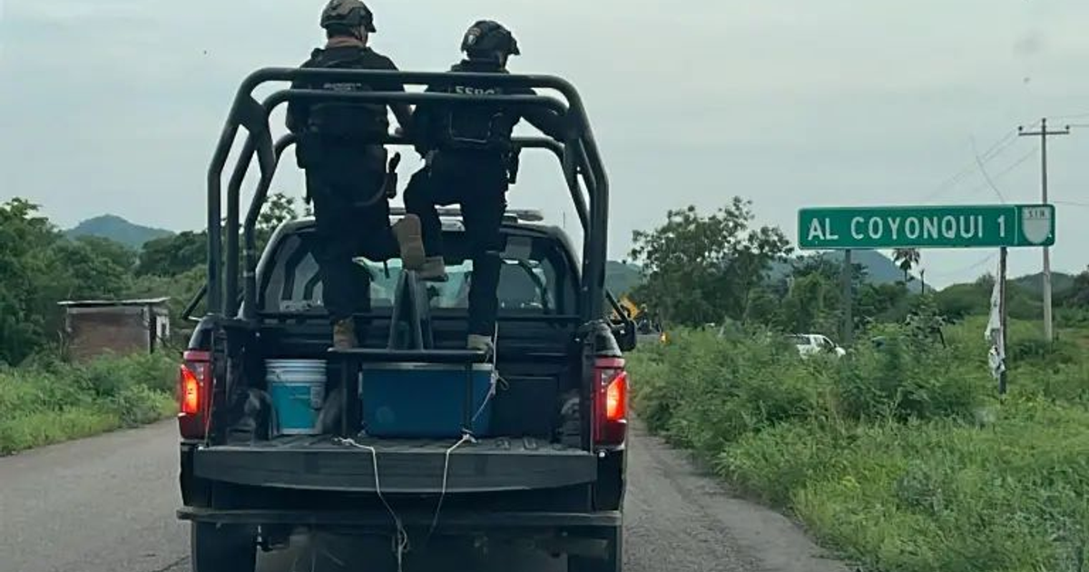 Camioneta con personal táctico en operativo de seguridad en Alcoyonqui, Culiacán.