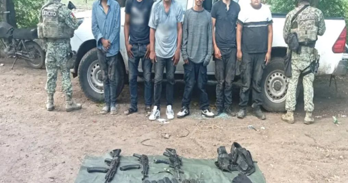 Grupo de personas detenidas por soldados en operativo militar en Culiacán