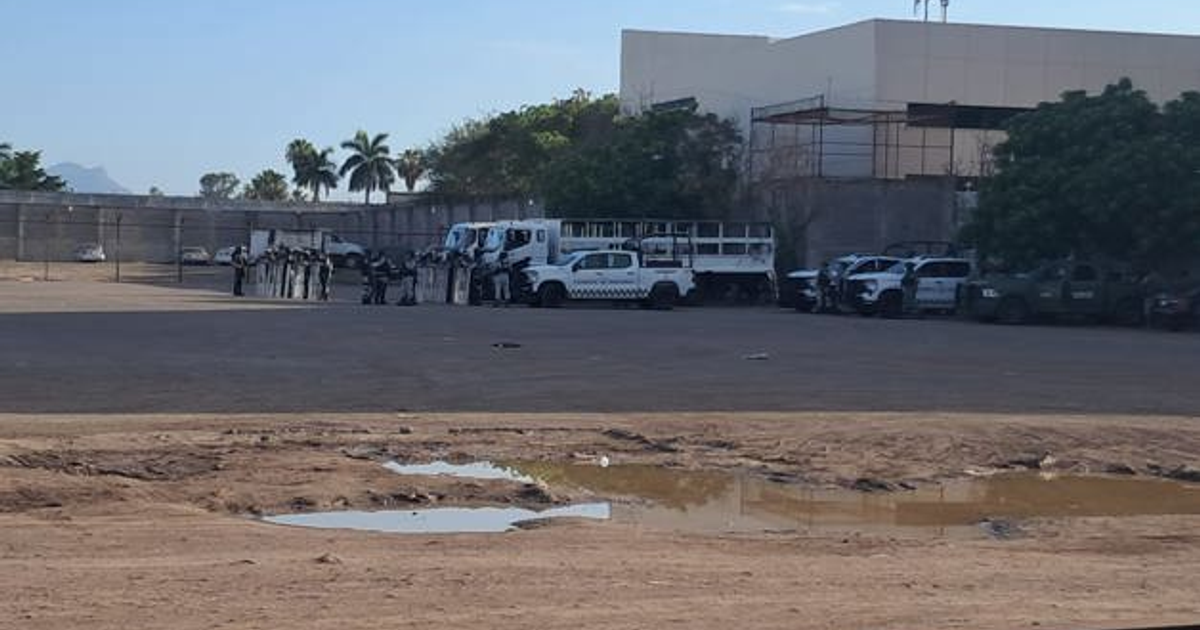 Fuerzas de seguridad con escudos antimotines en operativo en penal de Culiacán