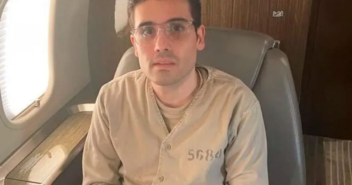 Persona sentada en un avión, relacionada con el caso de Ovidio Guzmán López.