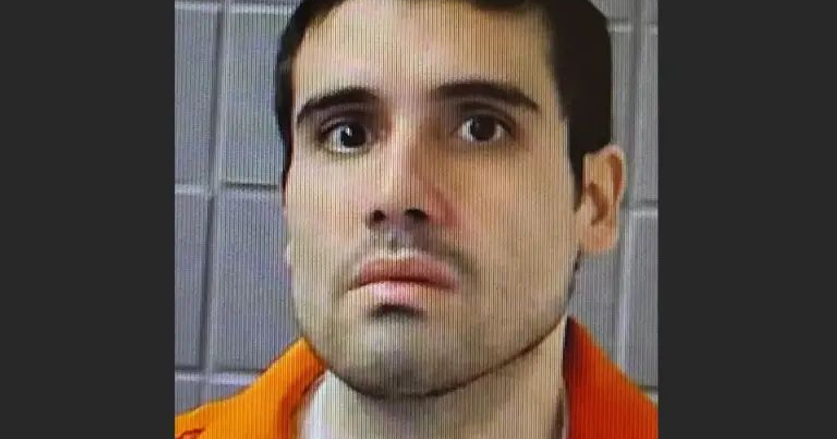 Hombre con camisa naranja en entorno de prisión, relacionado con caso de Ovidio Guzmán López.