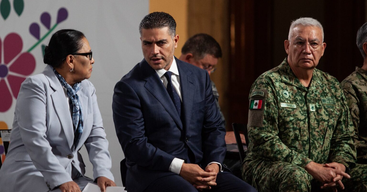 Personas en conferencia sobre la detención de Ovidio Guzmán López