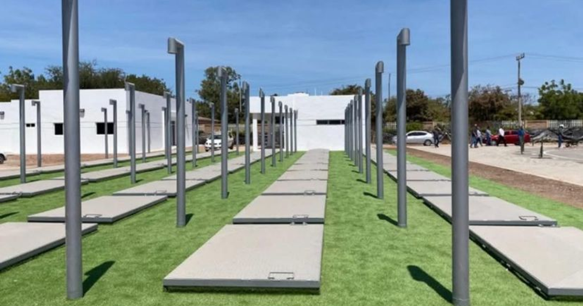 Centro de Resguardo Temporal e Identificación Humana en Mazatlán con estructuras metálicas y plataformas grises sobre césped verde.