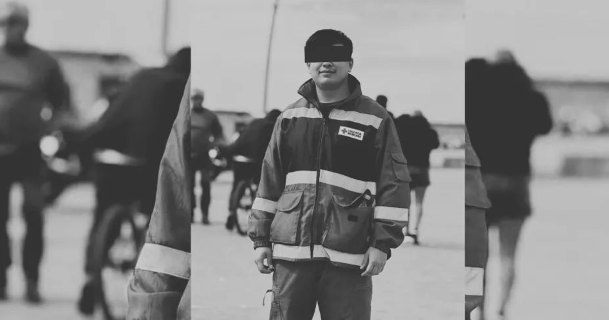 Paramédico de pie con chaqueta reflectante en entorno urbano desenfocado