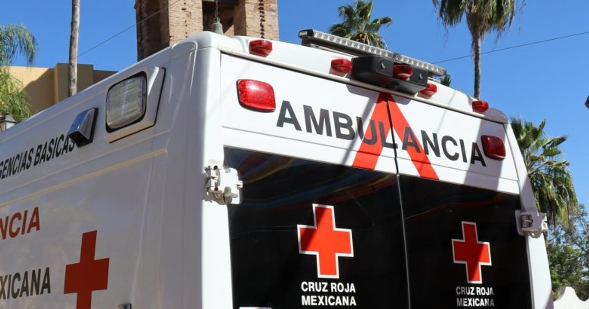Parte trasera de una ambulancia de Cruz Roja Mexicana en un entorno natural, relacionada con un rescate en El Guayabo.