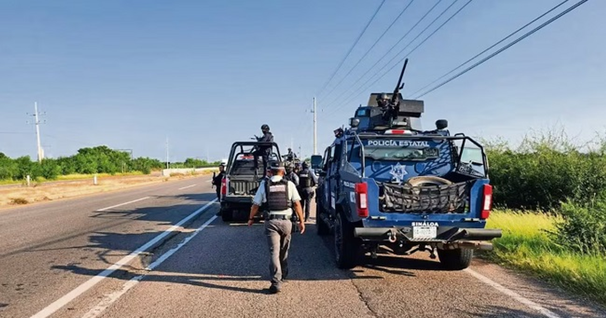 Operativo policial en carretera con nuevas patrullas en Sinaloa, agentes con equipo táctico y vehículos estacionados.