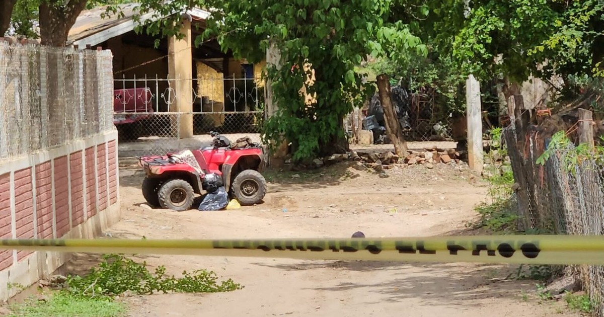 Cuatrimoto roja en área restringida por cinta de seguridad en Culiacán