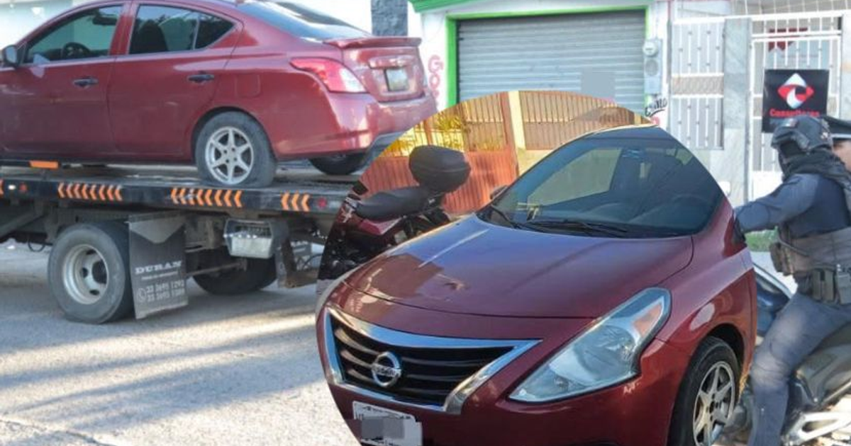 Nissan Versa rojo en grúa tras persecución policial por robo en tienda departamental