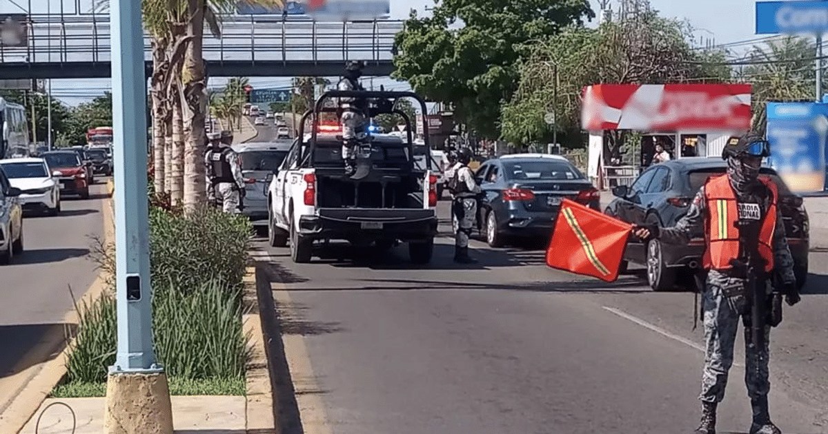 Agente de seguridad dirigiendo el tráfico en operativo en Mazatlán