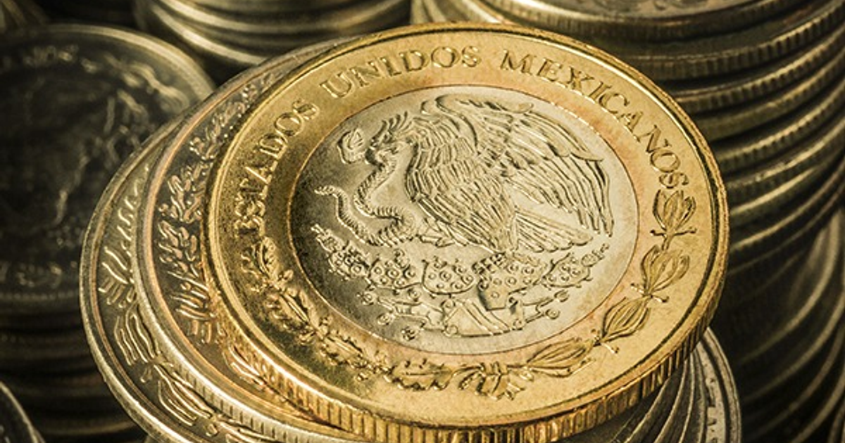Monedas de centavos mexicanos apiladas con el águila nacional visible, simbolizando la economía de México.