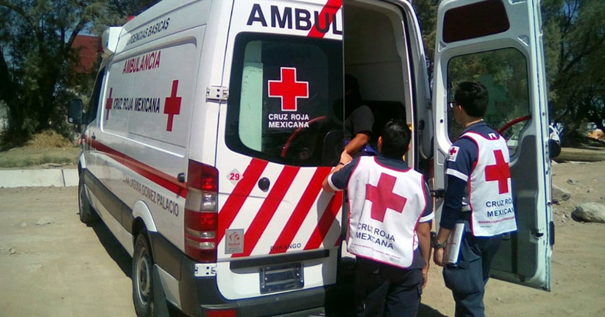 Rescatistas de la Cruz Roja Mexicana junto a una ambulancia en una emergencia por ataque de abejas en Guasave.