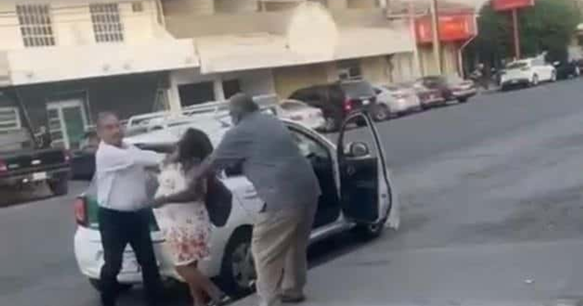 Pleito callejero en Los Mochis entre mujer y taxista