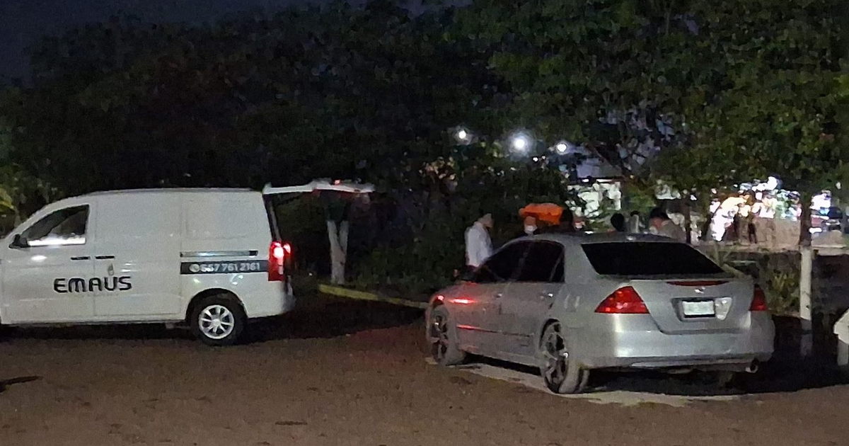 Vehículo EMAUS y coche plateado en escena nocturna al aire libre en Culiacán