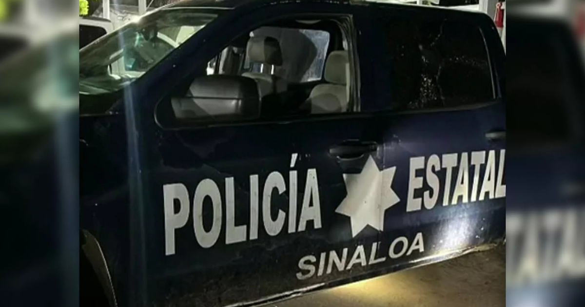 Automóvil de la Policía Estatal de Sinaloa con daños visibles en un entorno oscuro