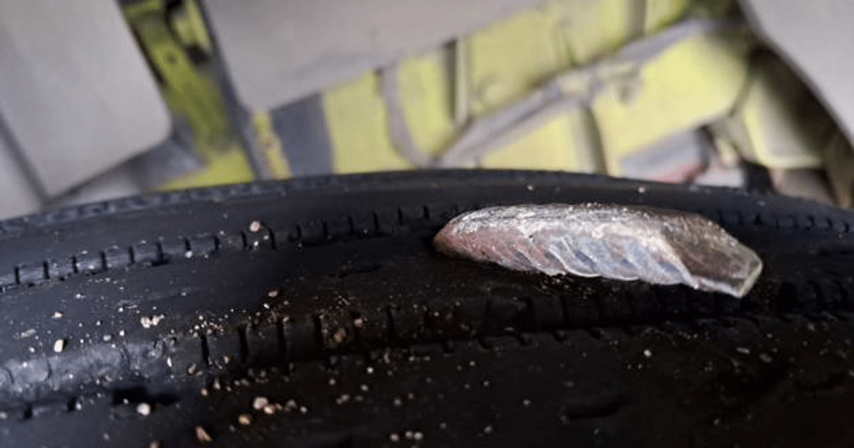 Neumático con desgaste y tornillo incrustado, vinculado a incidente de ponchallantas en Culiacán.