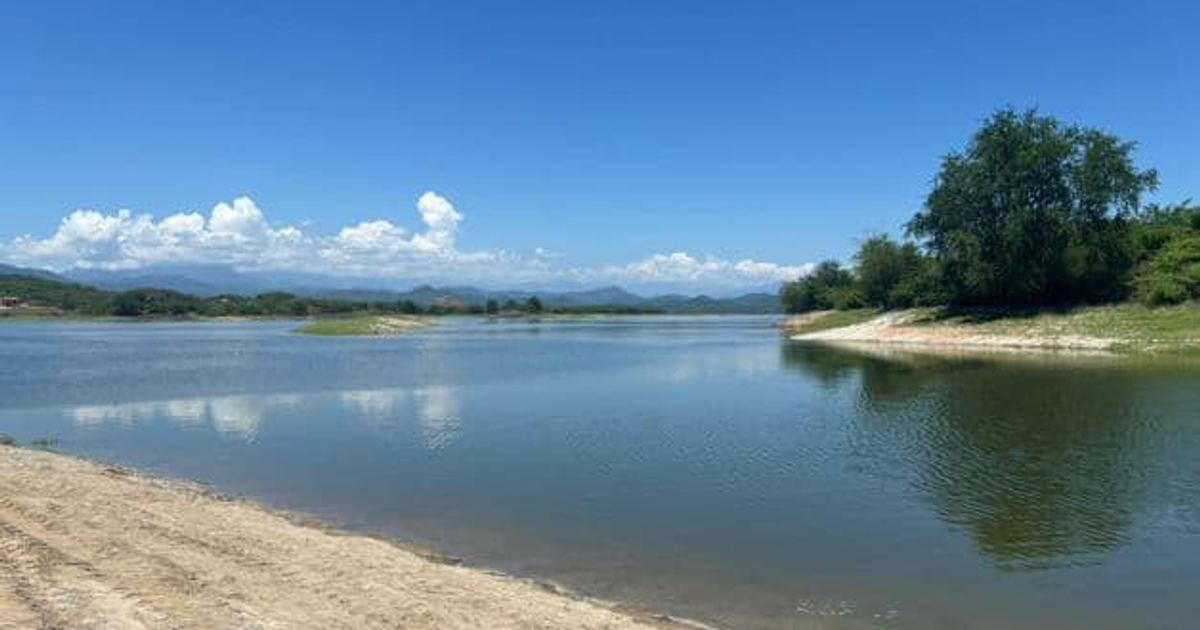 Vista del embalse Santa María con montañas y cielo despejado