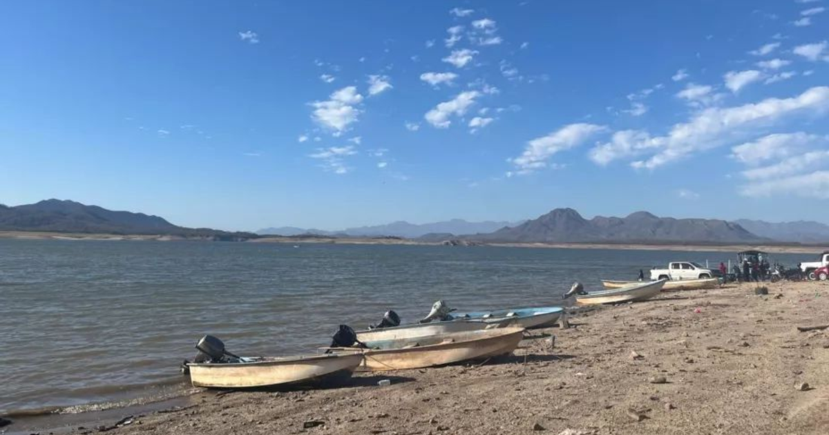 Paisaje de lago en Sinaloa con botes y montañas al fondo, reflejando la recuperación de embalses tras lluvias.
