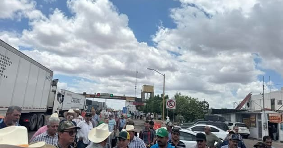 Agricultores protestando en carretera de Sinaloa con camiones y cielo nublado