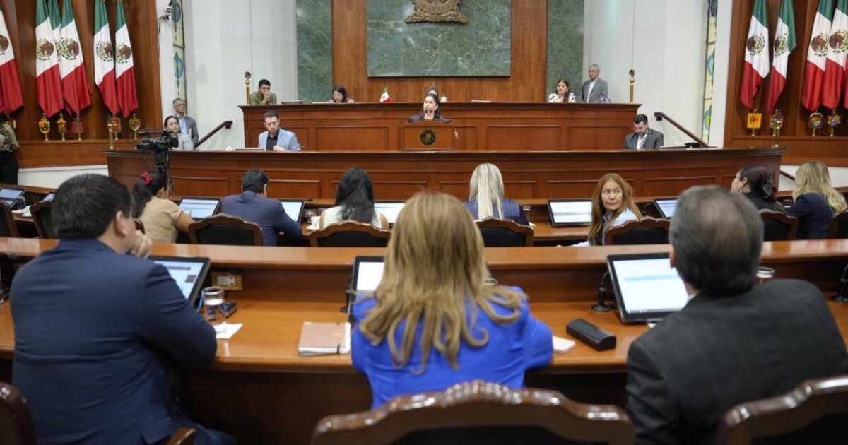 Sesión en el Congreso de Sinaloa sobre reforma de protección animal, con una mujer en el podio y banderas de México al fondo.