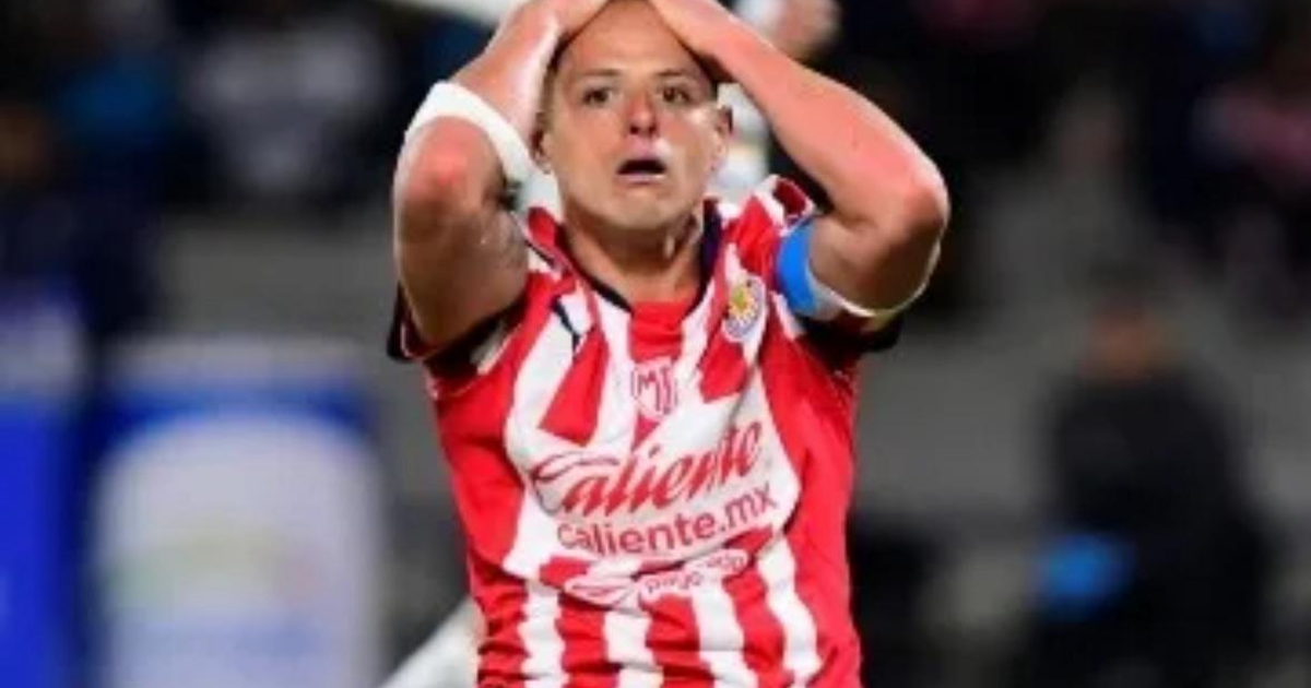 Jugador de fútbol frustrado en el campo, vinculado a las declaraciones de Chicharito y la respuesta de Puma México.