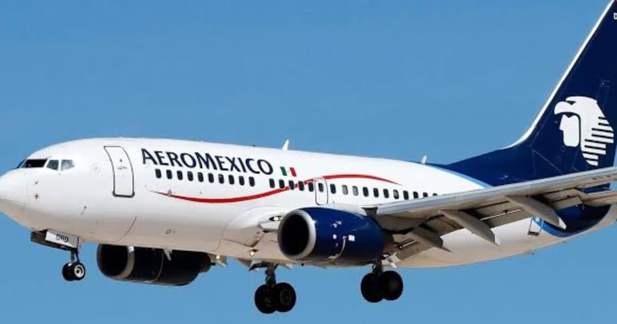 Boeing 737 de Aeroméxico en vuelo con cielo despejado