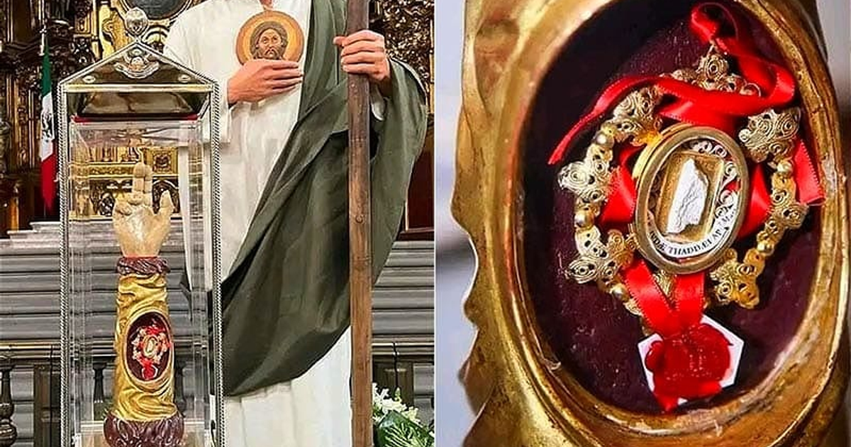 Imagen de la recepción de la reliquia de San Judas Tadeo en Mazatlán, mostrando un relicario y una figura religiosa.