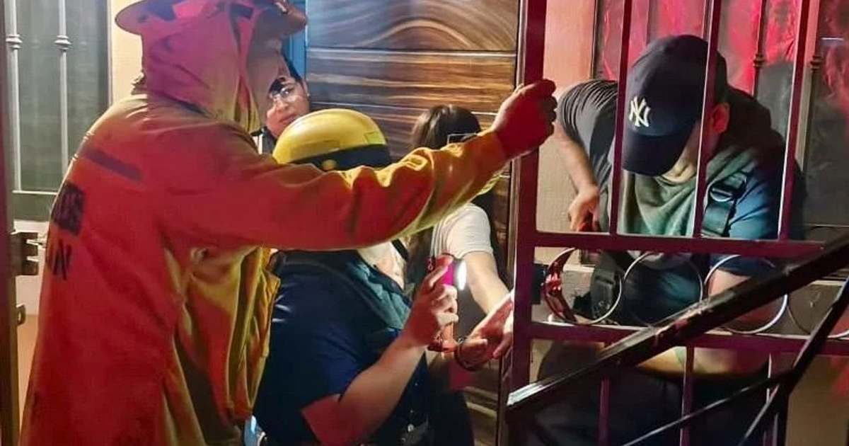 Bomberos y Protección Civil de Culiacán en un rescate de emergencia, liberando el dedo de una adolescente atrapado en un barandal.