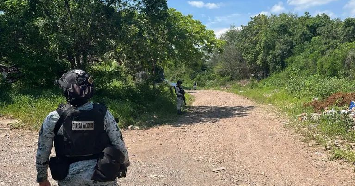 Guardia Nacional patrullando un camino de tierra en Culiacán tras operativo de rescate.