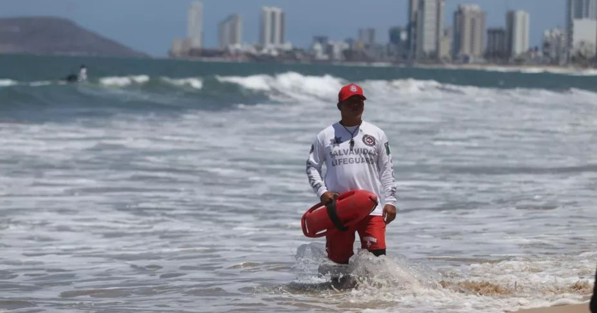 Salvavidas en playa Sábalo Dos, Mazatlán, durante operativo de rescate marítimo.