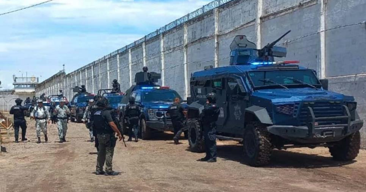 Operativo policial en el Centro Penitenciario de Aguaruto con vehículos blindados y agentes armados.