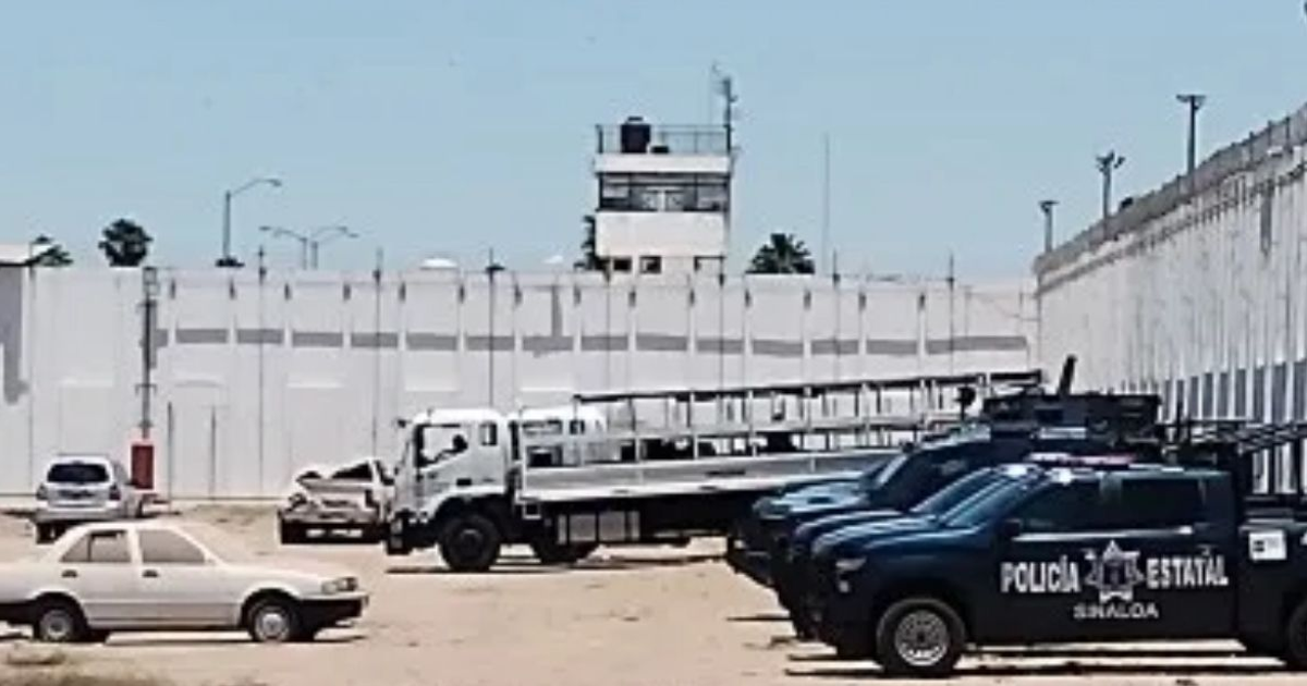 Vista exterior del Centro Penitenciario Goros Dos con vehículos policiales y torre de vigilancia.