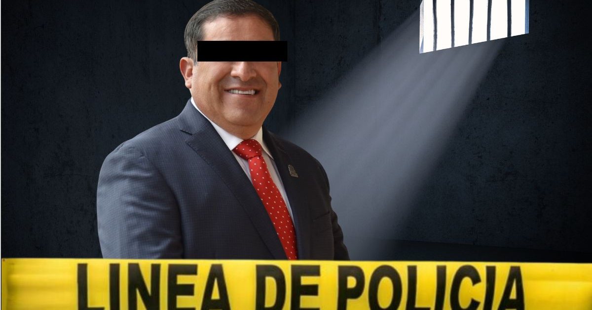 Hombre sonriendo en entorno carcelario con cinta de policía, relacionado con la detención del exalcalde Salvador Jiménez Calzadilla por peculado agravado.