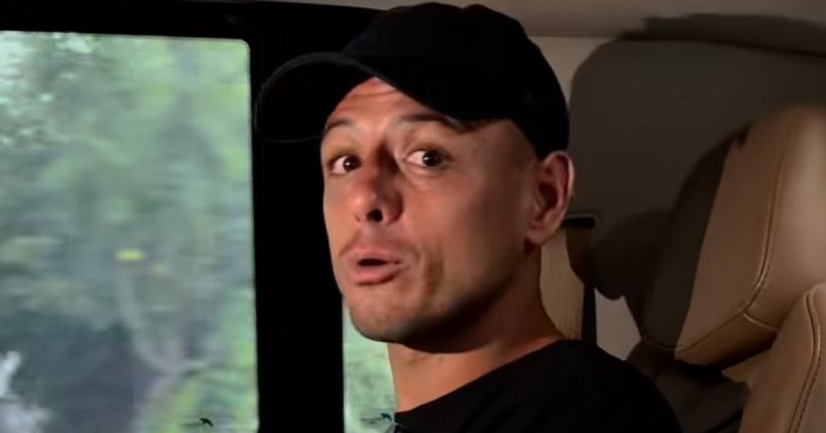 Hombre en vehículo mirando hacia afuera, relacionado con el debate sobre masculinidad en el fútbol.