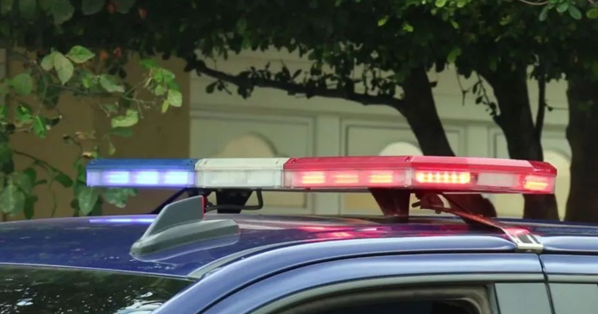 Vehículo policial con luces intermitentes en operativo de secuestro en Vista Hermosa