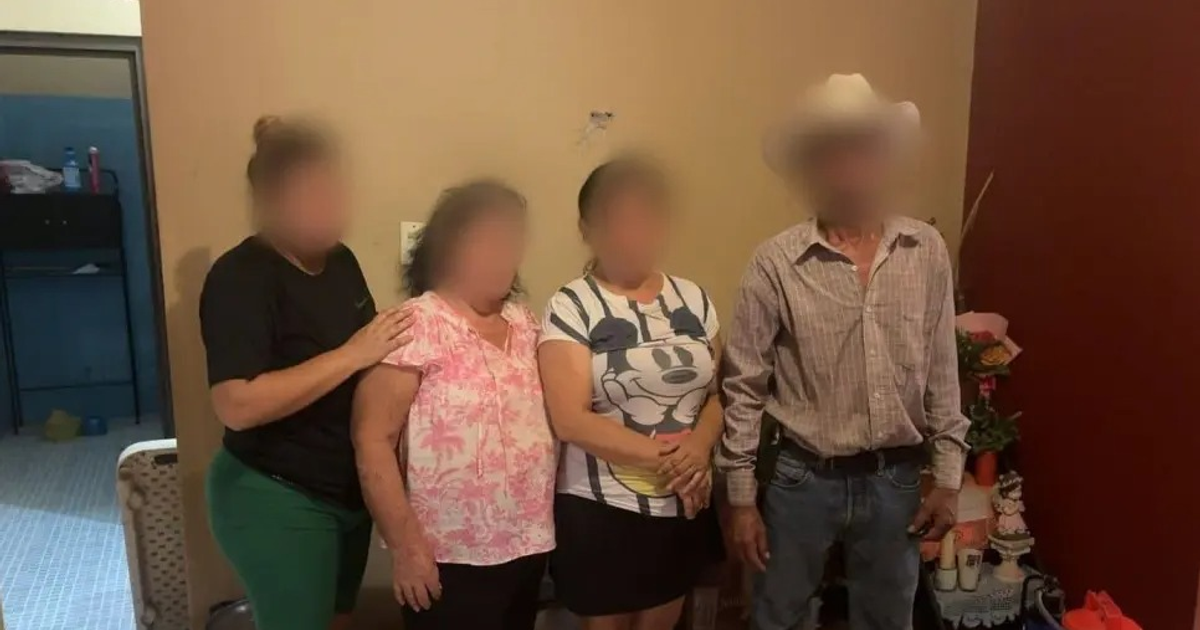 Cuatro personas de pie en una habitación, relacionadas con el rescate en Mazatlán.