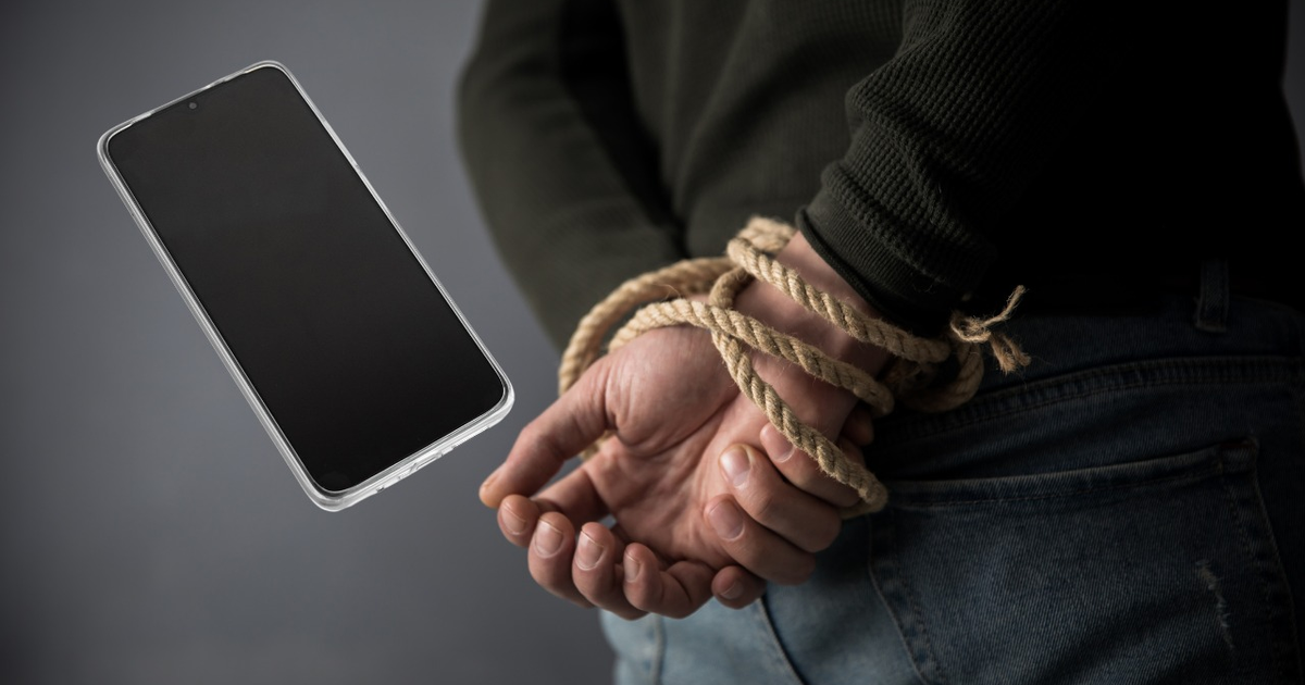 Persona con manos atadas y teléfono flotante, simbolizando secuestro virtual.