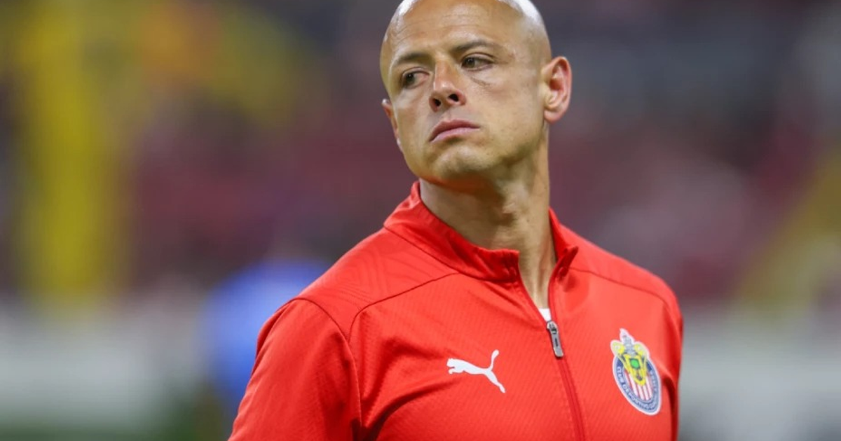 Persona con abrigo rojo en contexto de igualdad de género y fútbol