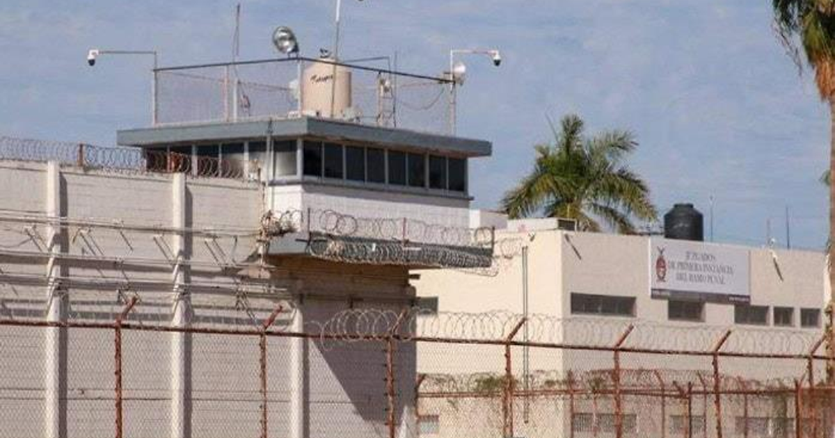 Edificio penitenciario en Sinaloa con torreón de vigilancia y cercas de alambre de espino