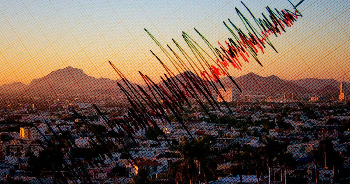 Paisaje urbano al atardecer con líneas de datos sísmicos superpuestas, reflejando el temblor en Culiacán.